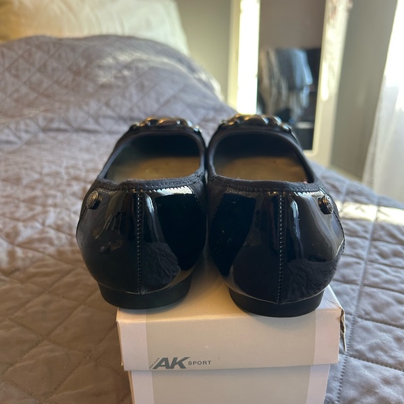 Black Anne Klein sport flats, excellent condition. - Picture 3 of 4